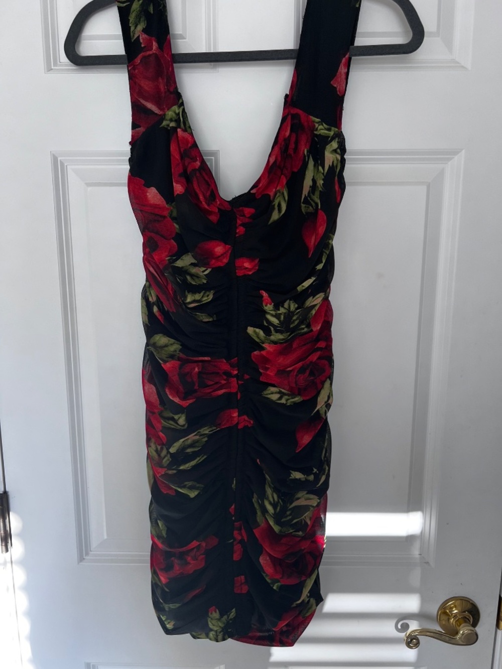🔥 Fashion Nova Ruched Floral Bodycon Dress – Size XL – Red Roses on Black - Picture 2 of 11